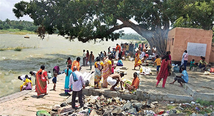 Kaveri River___Families come calling on River Cauvery at Srirangapatna for ‘Pitru Paksha’
