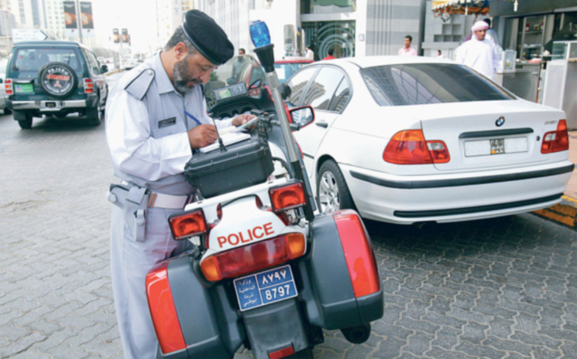 bu-Dhabi-Police-and-New-Traffic-Rules