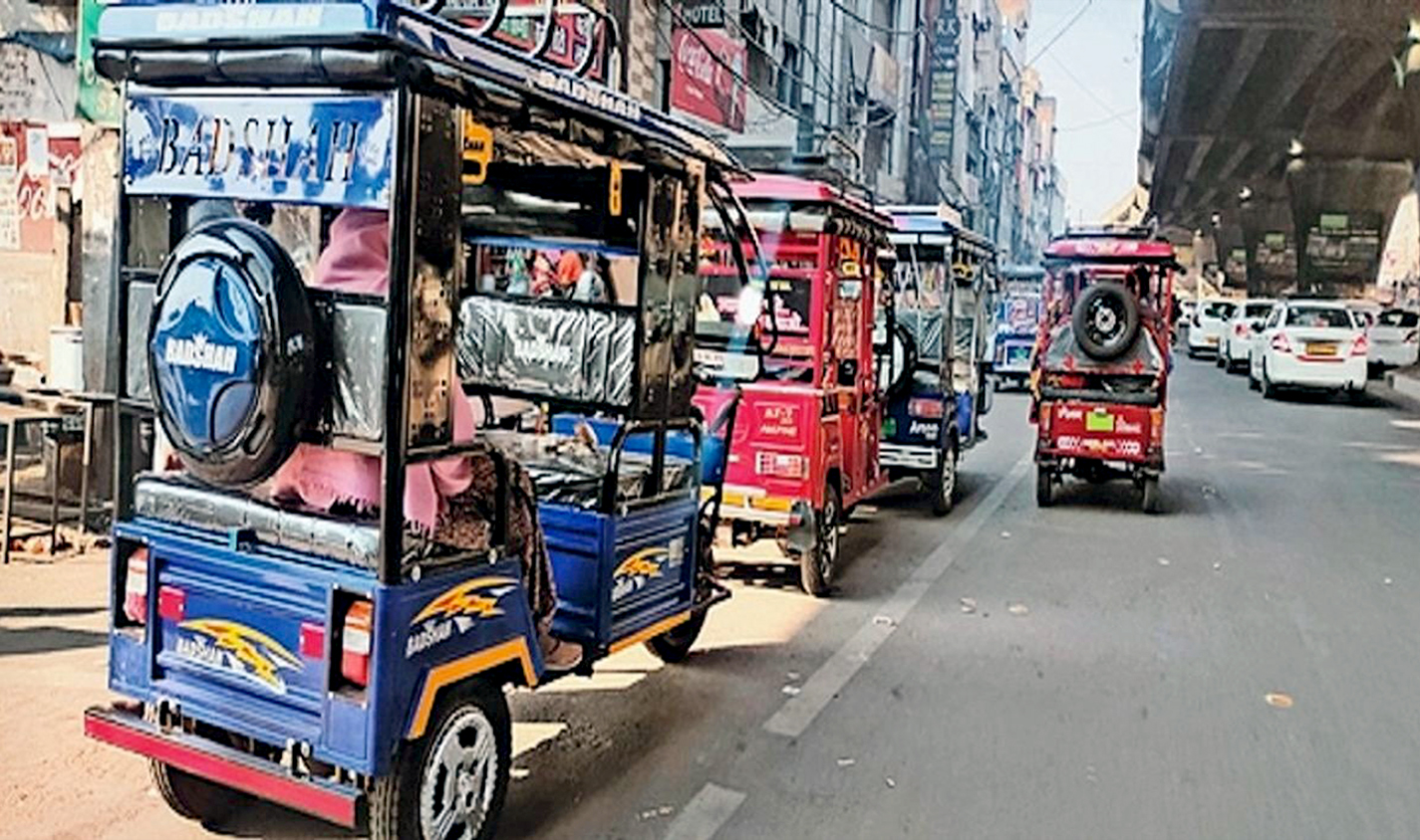 E RIKSHAW & TRAFFIC IN DELHI