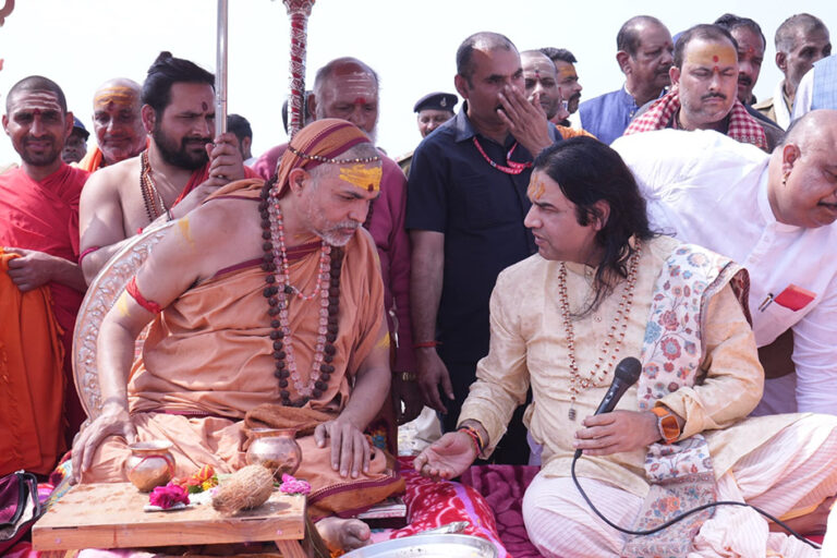 Jagadguru Shankaracharya ji performed Narmada Aarti on the birth anniversary of Mother Narmada