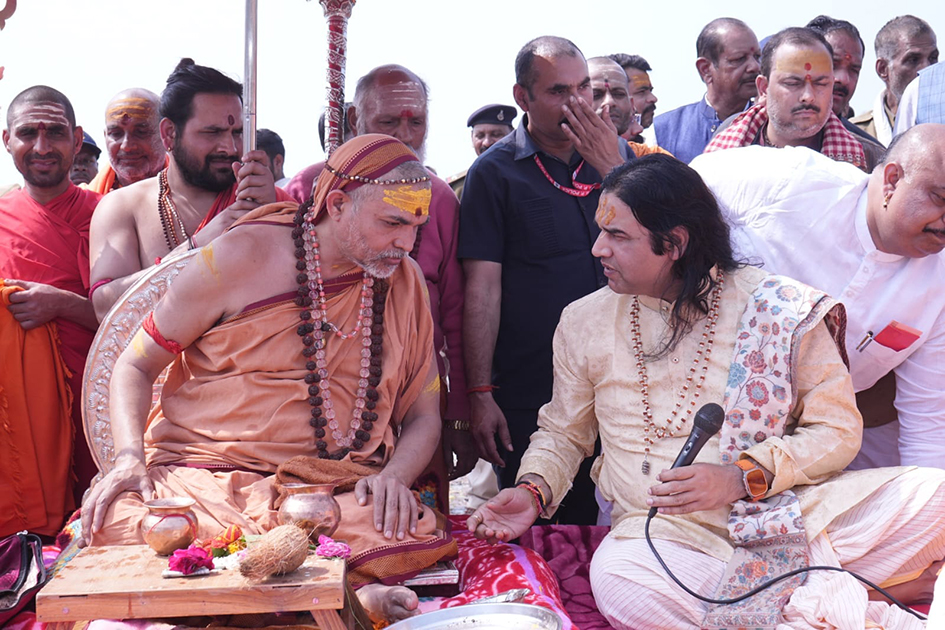 Jagadguru Shankaracharya ji performed Narmada Aarti on the birth anniversary of Mother Narmada
