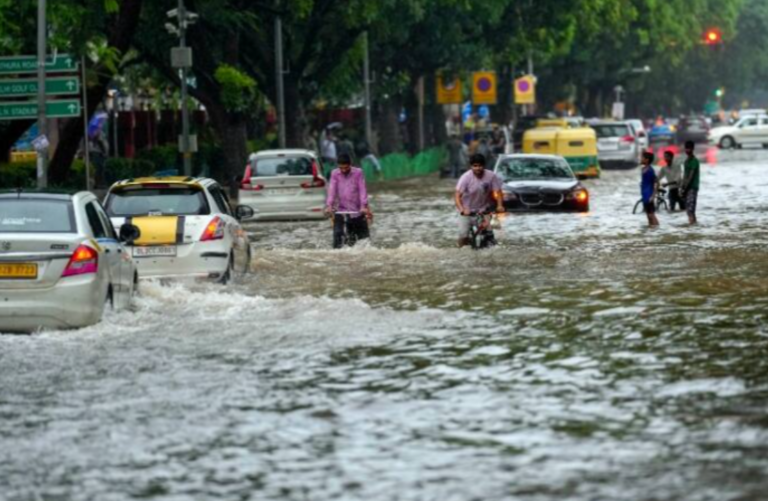 Delhi-NCR Rain Alert: आंधी-बारिश येलो अलर्ट, बदला मौसम का मिज़ाज