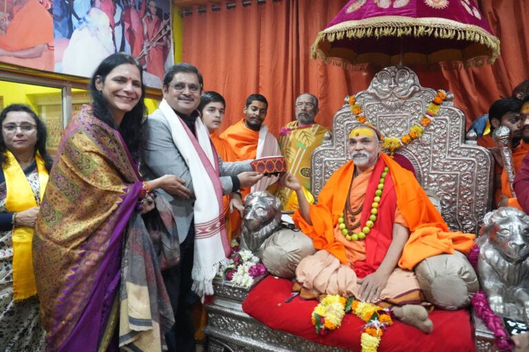 Mumbai TV serial actors visited Shankaracharya Ji and sought his blessings. 1