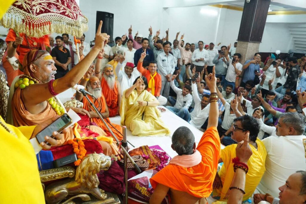 Dimple Yadav receiving blessings from Shankaracharya Swami Shri Avimukteshwaranand Saraswati Ji in Mainpuri